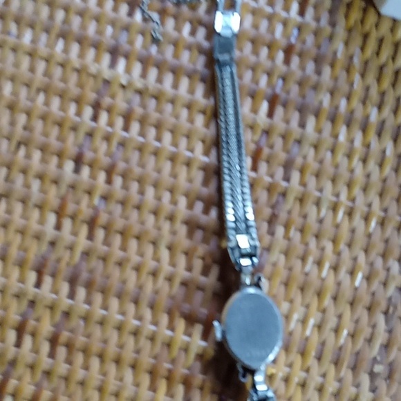 Ladies Bulova watch in box, 10 kt. Gold Lady Bulova Petite - Picture 12 of 16